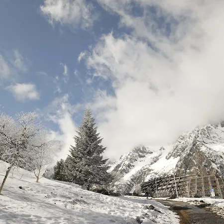 Azureva Piau Engaly 3*